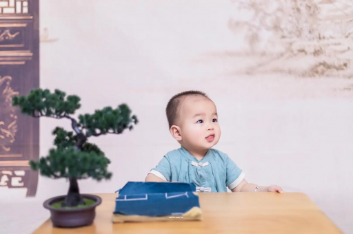 定州宝宝眼睛突然肿了